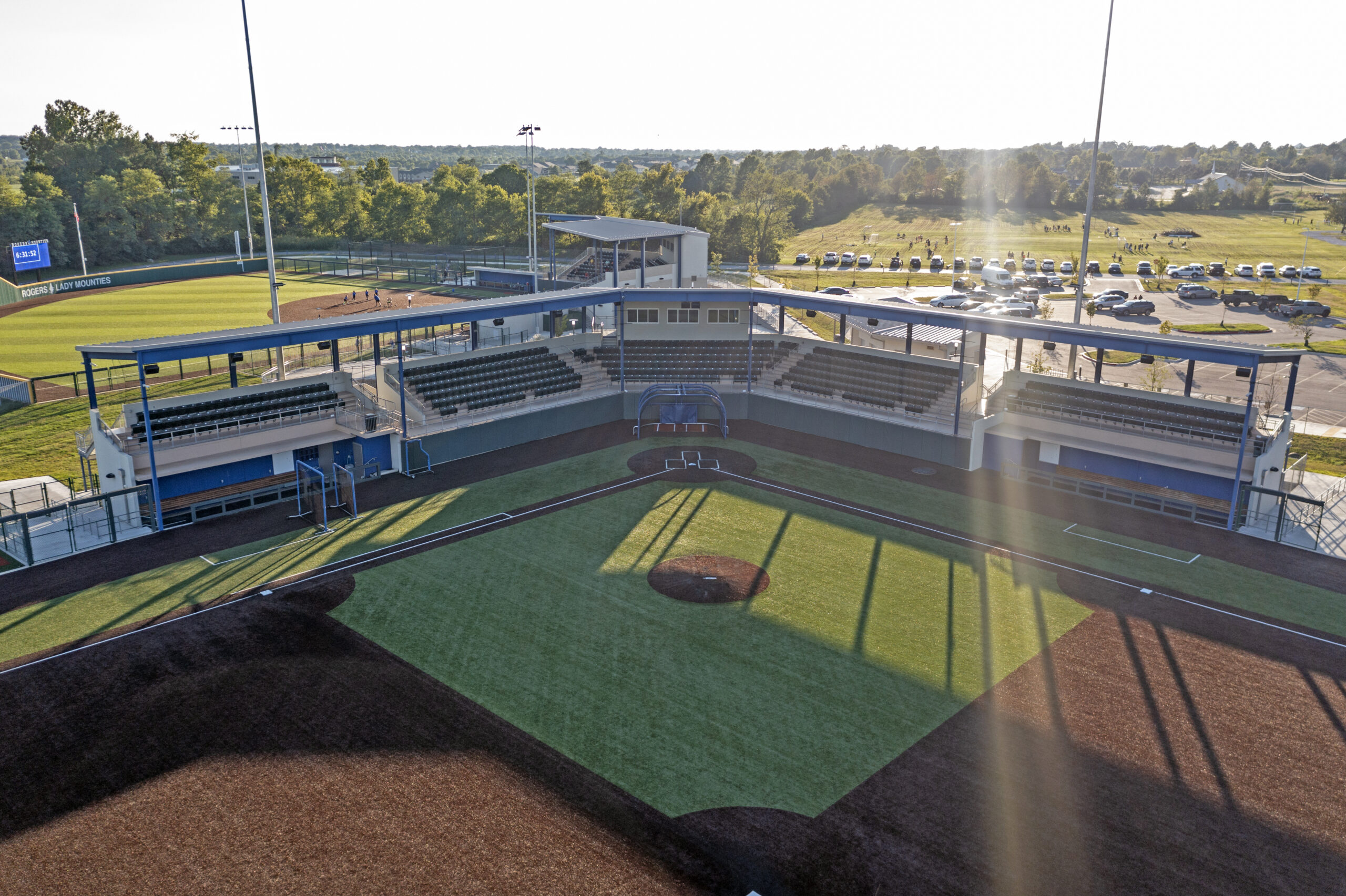 Rogers High School (RHS) co-ganador del premio al Mejor Campo de Béisbol de Secundaria de América