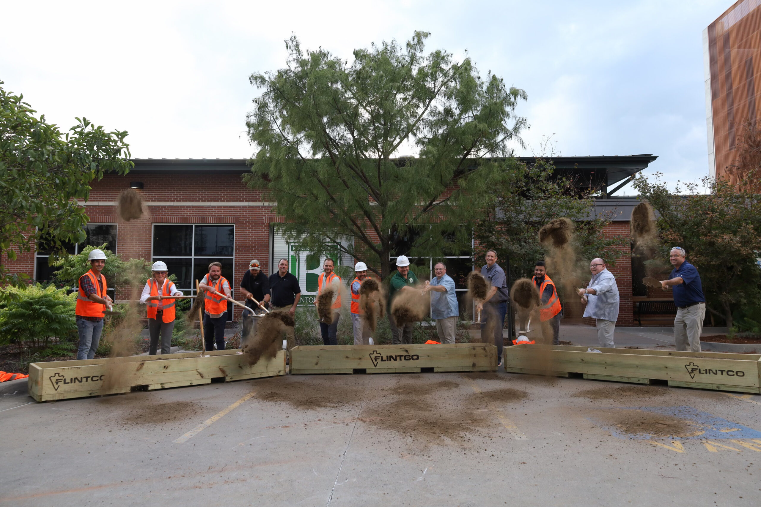 Flintco pone la primera piedra del nuevo centro recreativo para adultos de Bentonville