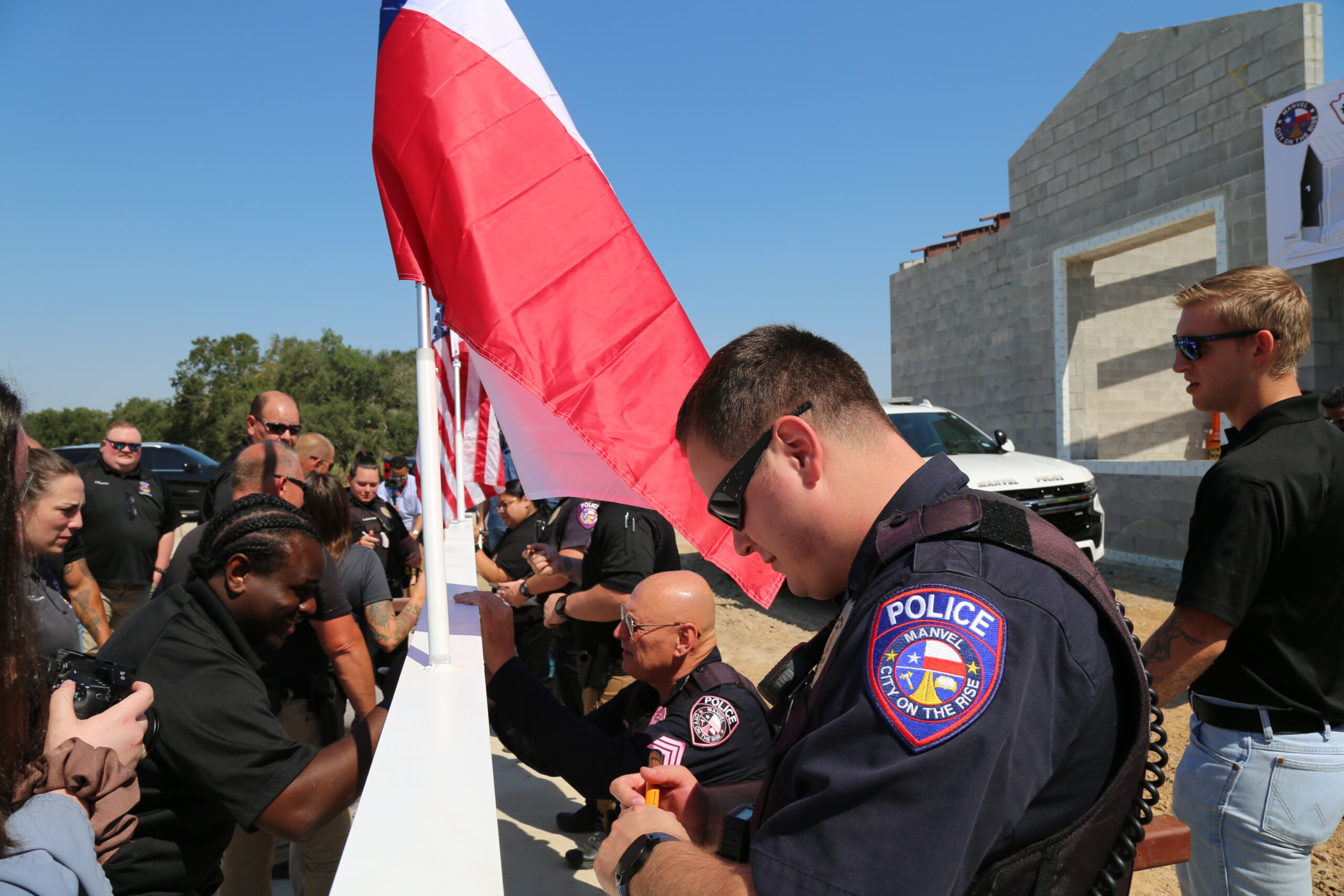 El Departamento de Policía de Manvel celebra un hito con la ceremonia de remate de la nueva comisaría